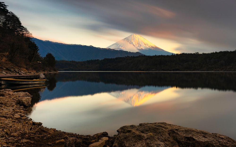 A cloudy afternoon on Lake Saiko