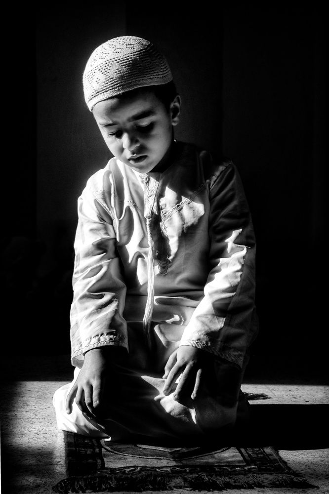 Muslim child praying