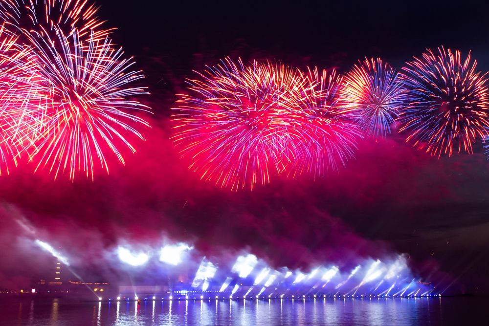 Салют над Невой