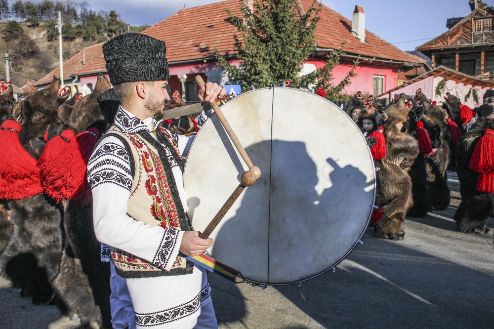 The drummer of the bear dance