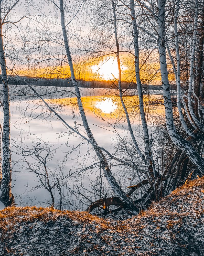 Апрель. Закат на лесном озере