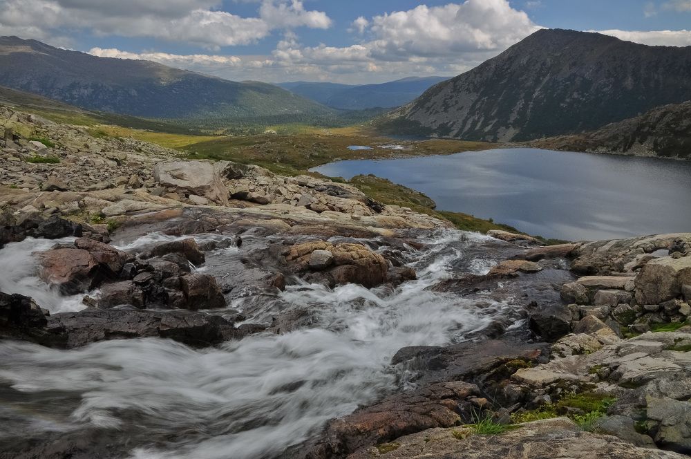 Горный ручей по камням