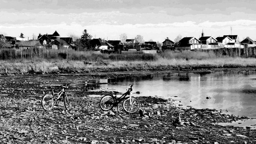 Велосипеды на берегу озера..