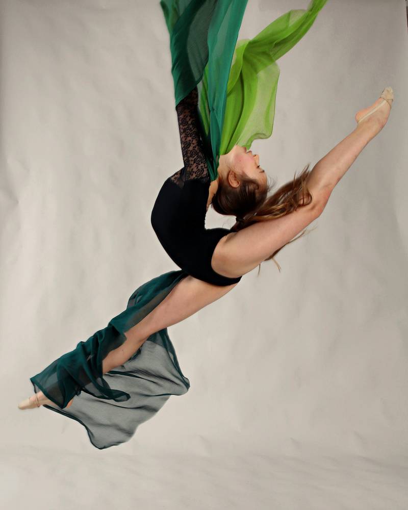 Юная гимнастка