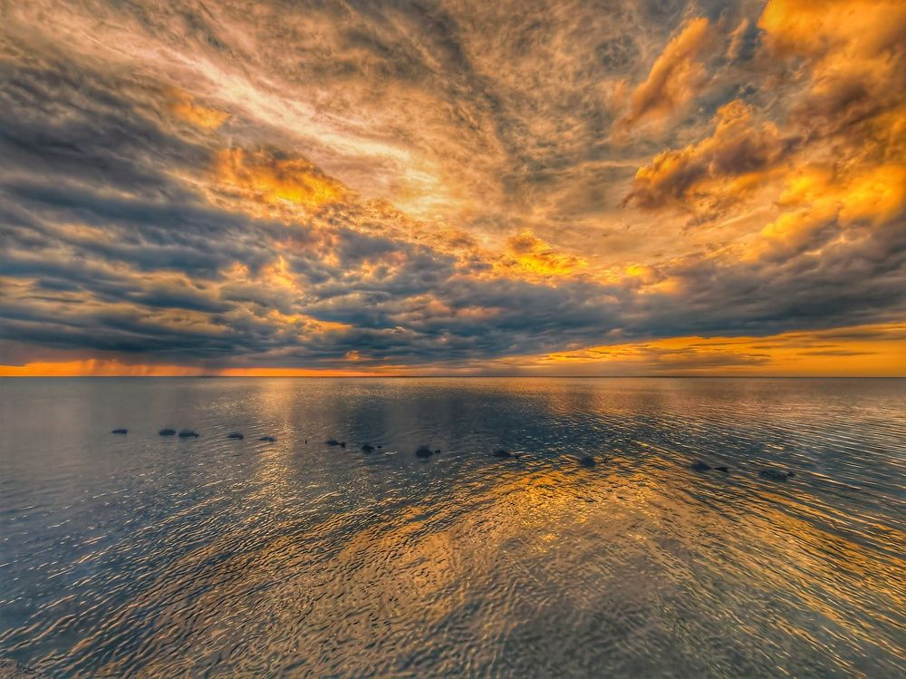 Закат над водой