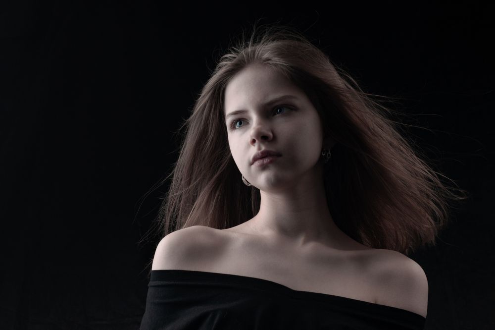 Это детский портрет). И это детская постановочная фотография). В каком месте она не соответствует номинации)?