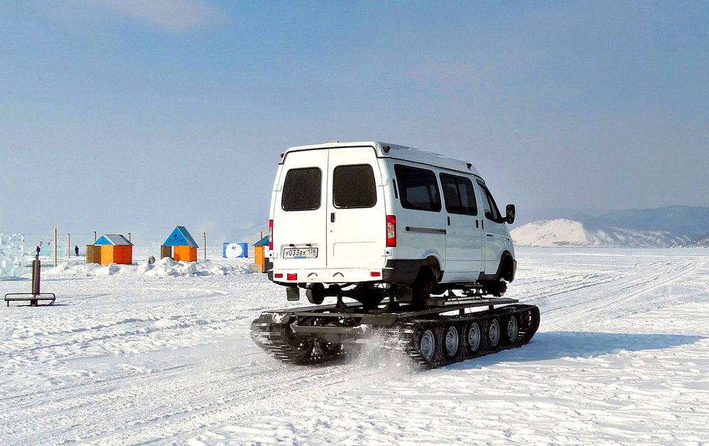 На гусеницах автомобиль
