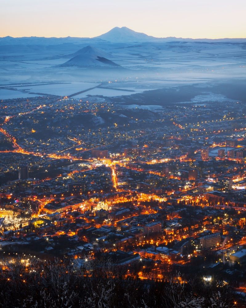 Город у подножия гор