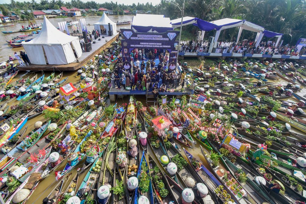 Pesona pasar terapung Kalimantan Selatan