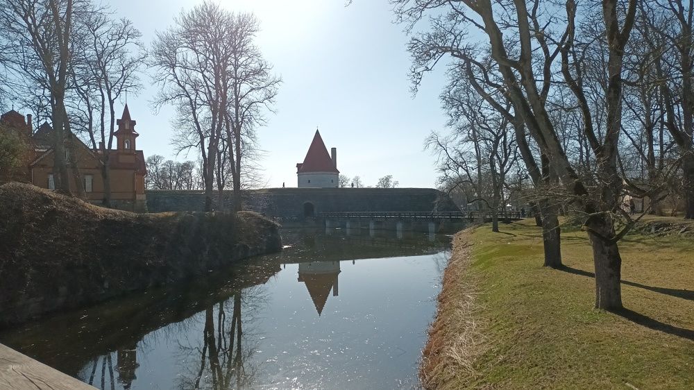 Loss-  Замок. Отраженеи в воде.