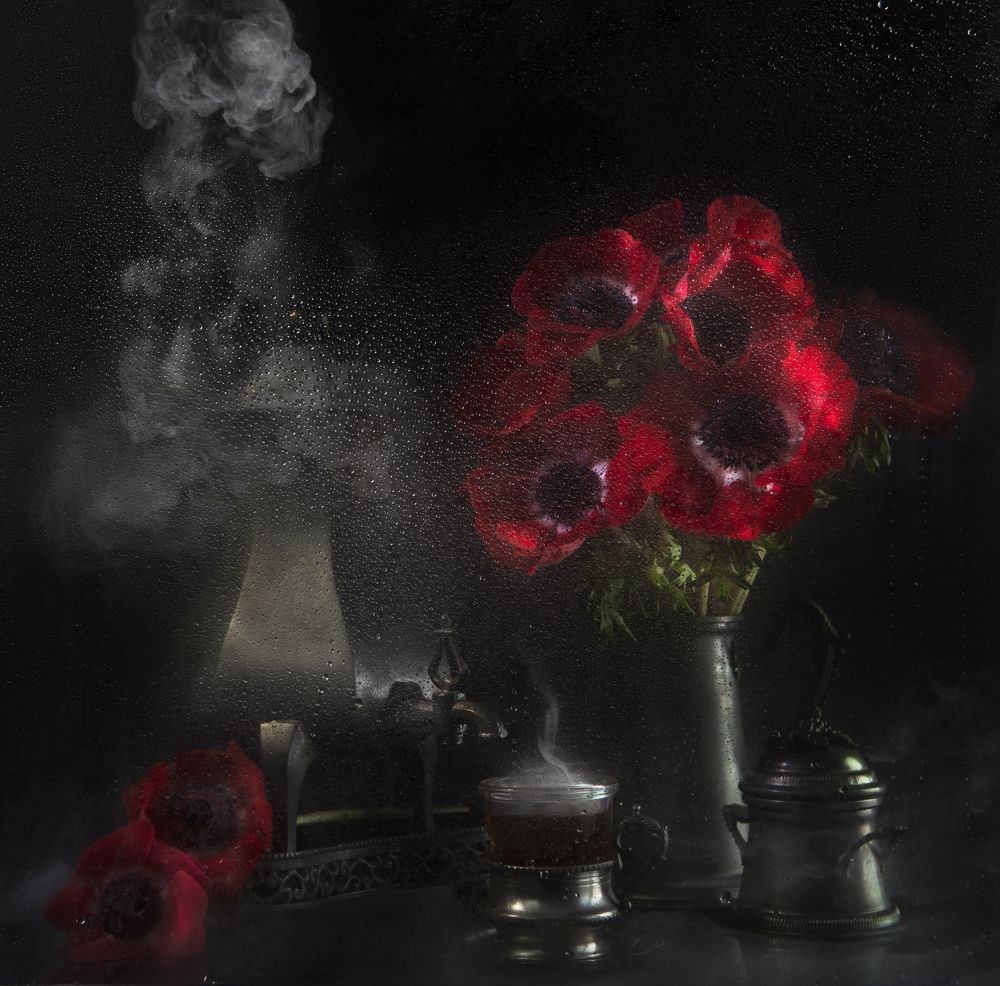 Красные анемоны с оловянной посудой для чаепития.