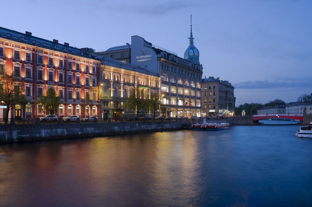 У красного моста