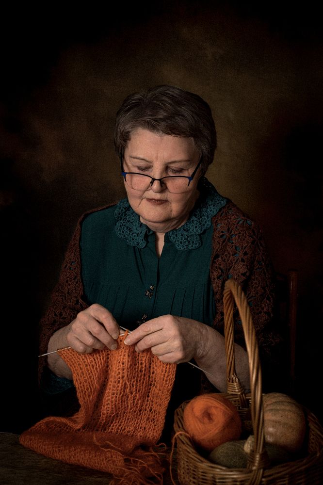 Вязальщица.