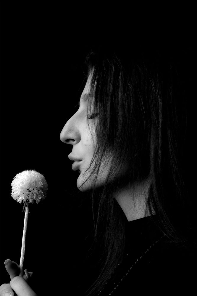 Девушка с цветком