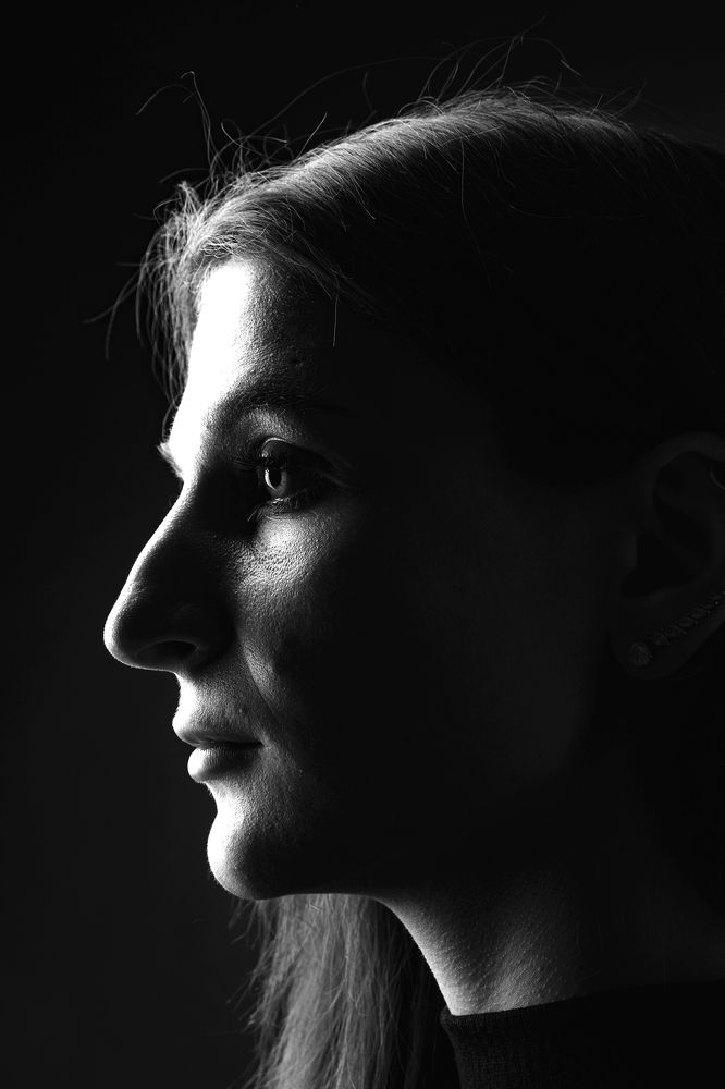 Девушка в контровом свете