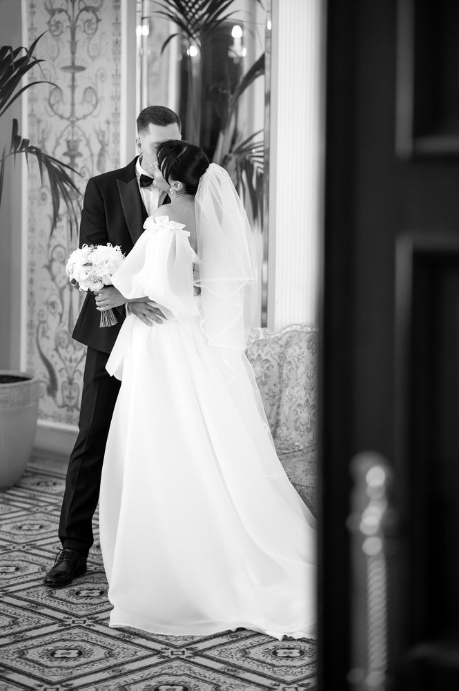 За дверью от глаз всех, счастливые молодожёны)