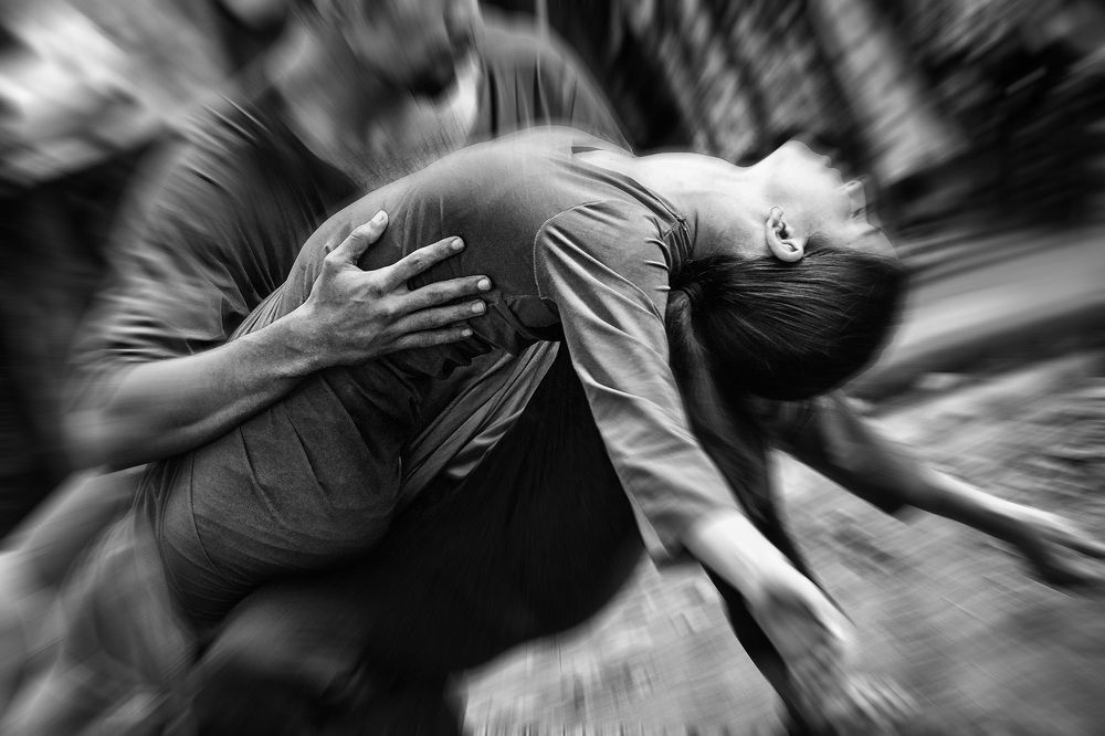 La mano que abraza la flor