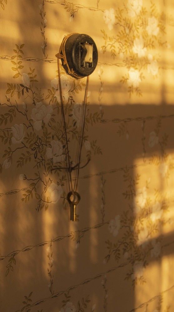 Последний пусть выключит свет