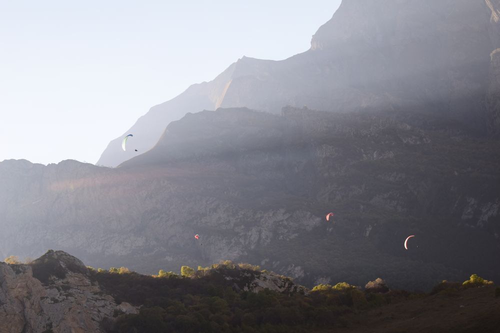 Парапланеристы ловят крайние восходящие потоки на закате