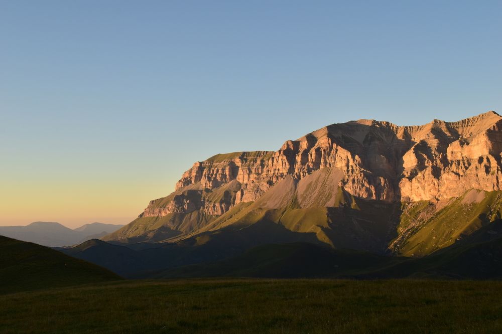 Закат у подножья скалистого хребта Северного Кавказа