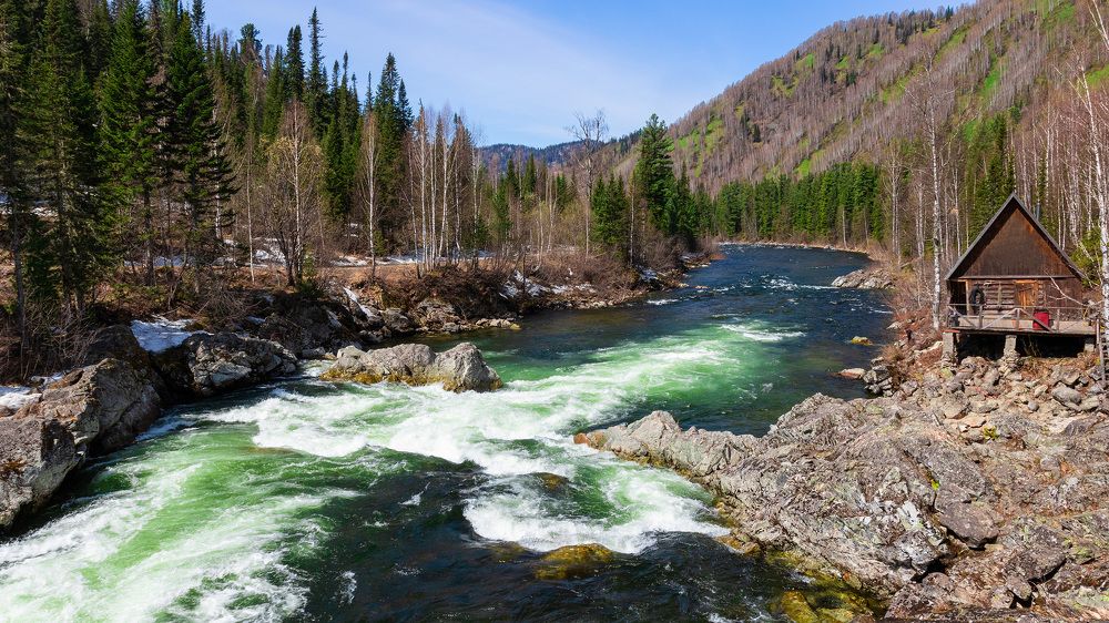 На реке у порога.