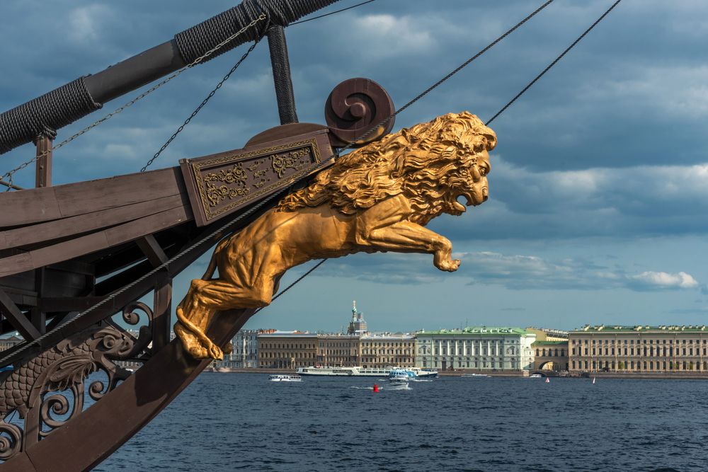 Вечерняя река Нева. Лев корабля-призрака...