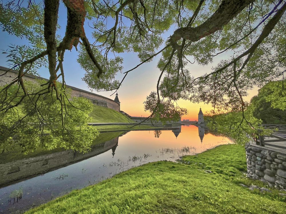 Закат над весенней Псковой