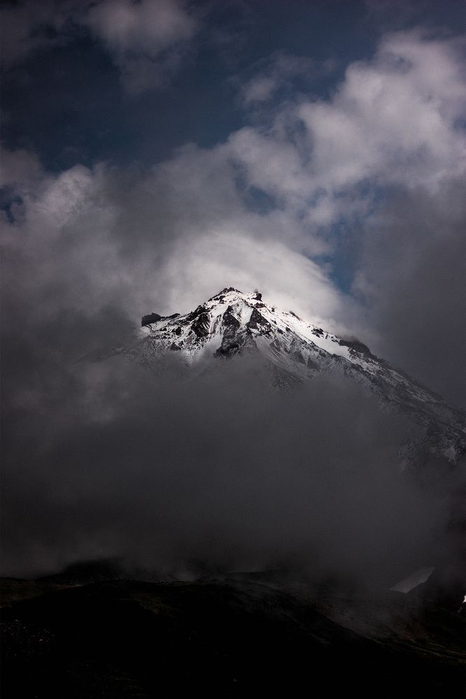 Вершина Корякского вулкана в облаках