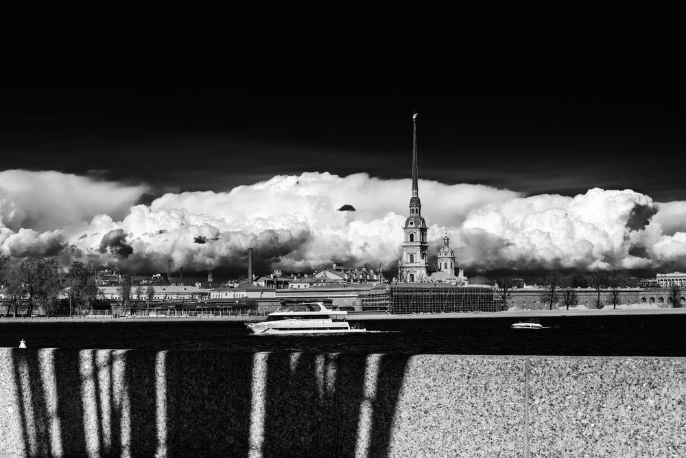 Петропавловская крепость под весенним одеялом небес       небес