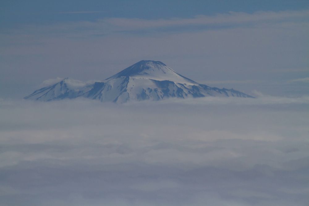 Авачинский под облаками.