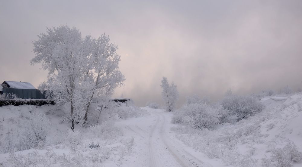 У реки в морозный день.