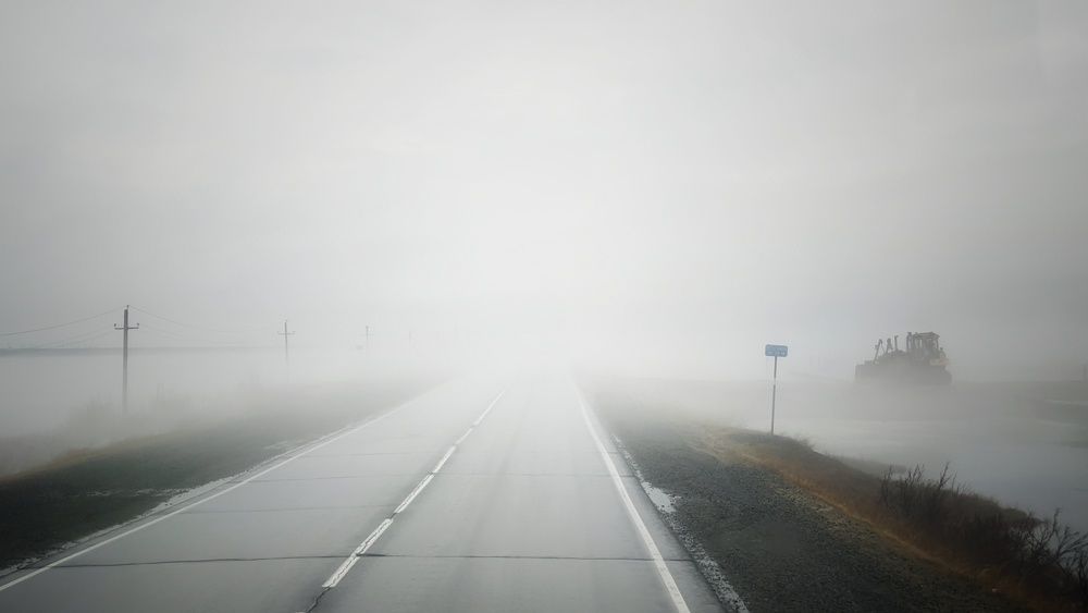 трактор в тумане
