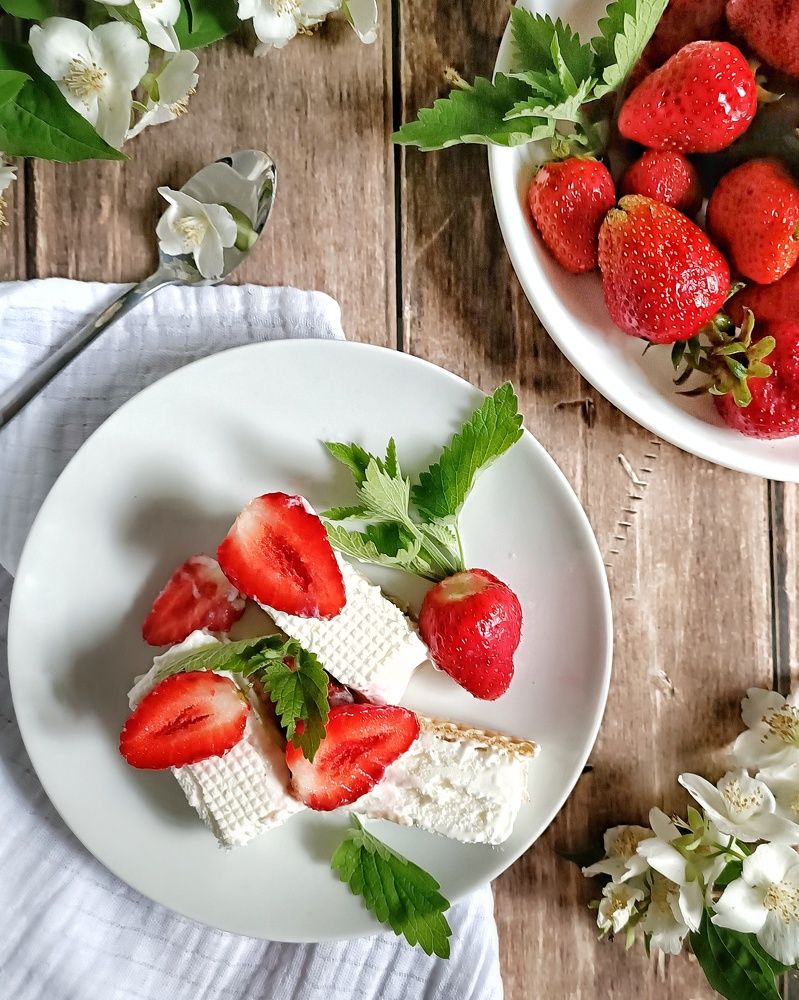 Мороженое с клубникой