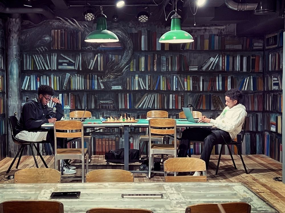 Тишина в библиотеке