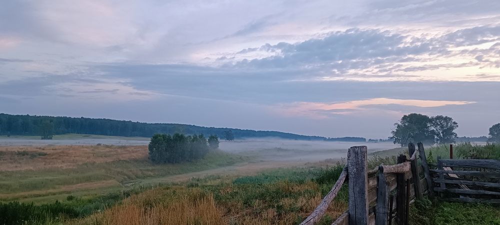 Над рекой туман повис