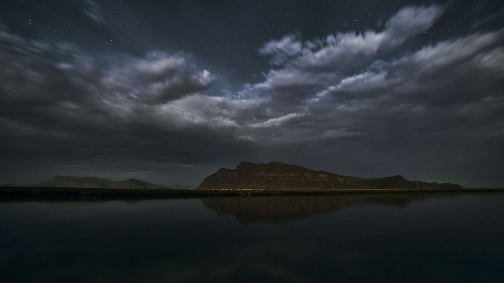 В свете луны.