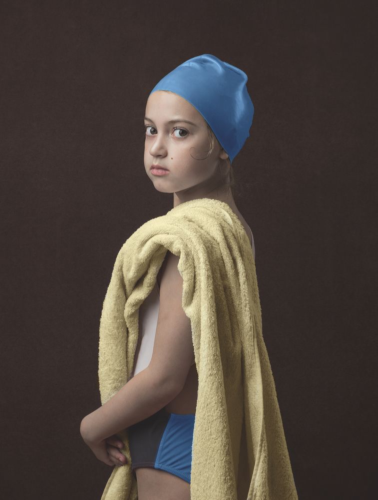 Девушка с полотенцем