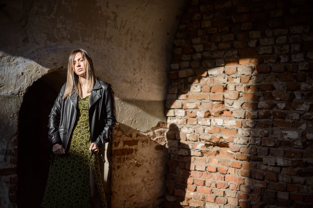 В заброшенной церкви.