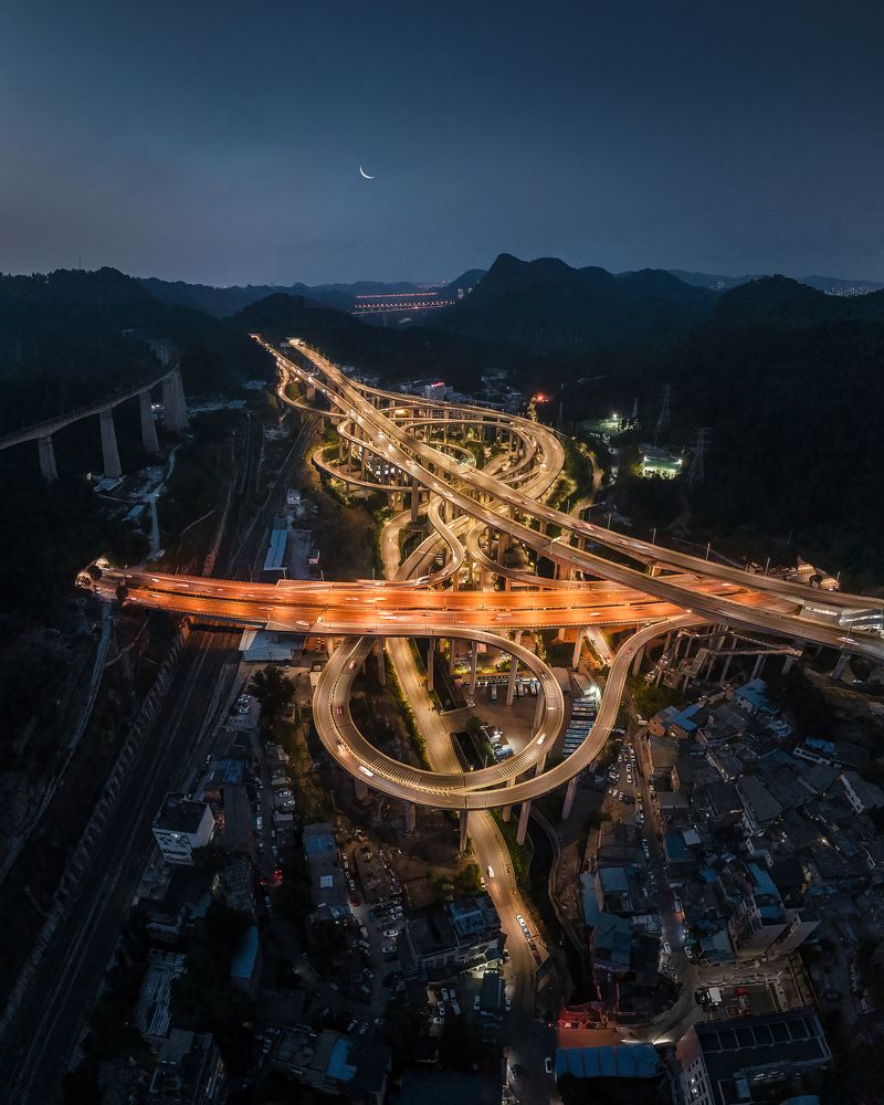 Qianchun Flyover under the crescent moon