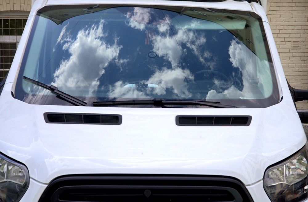 Автомобиль и облака. Москва