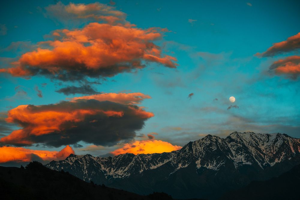 Луна и Горы