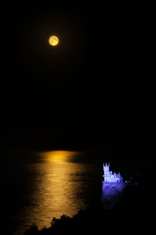 Полная Луна над «Ласточкиным гнездом»