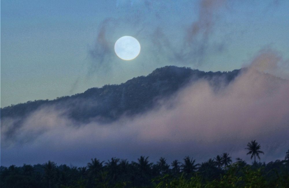 Bulan di pagi hari