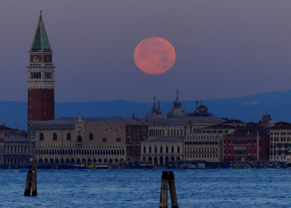 Moon stunnig over Venice