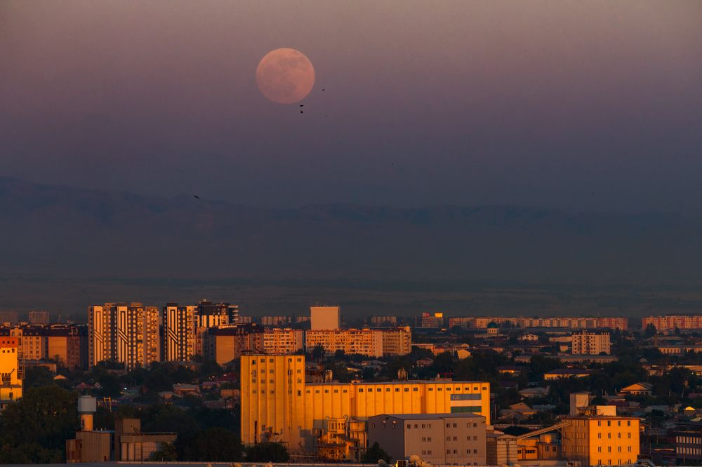 Strawberry Moon rising in Tashkent