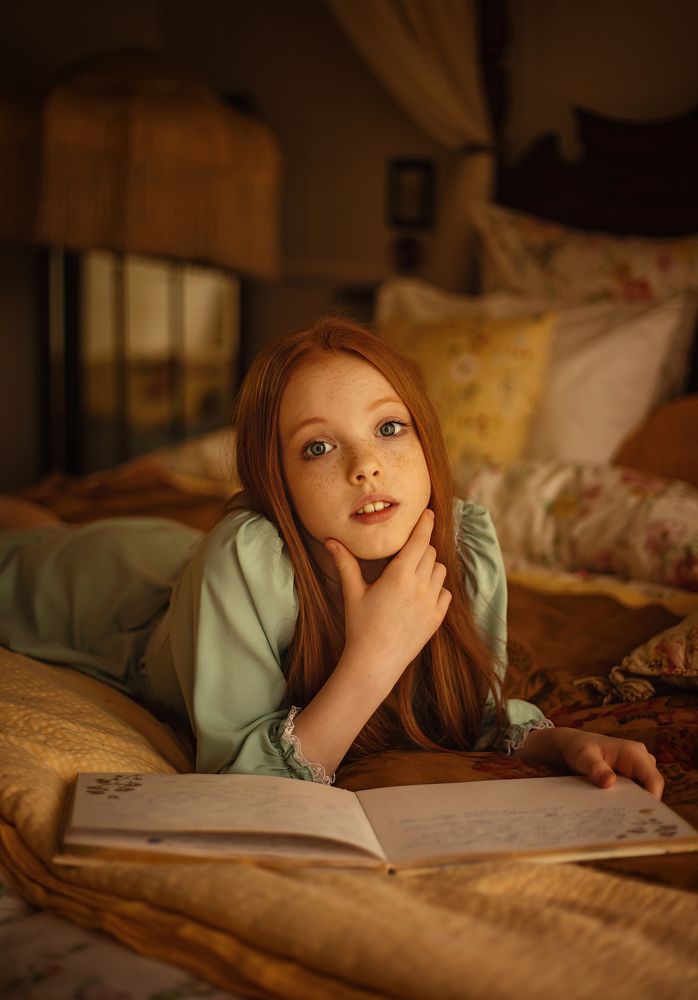 Девочка с книгой