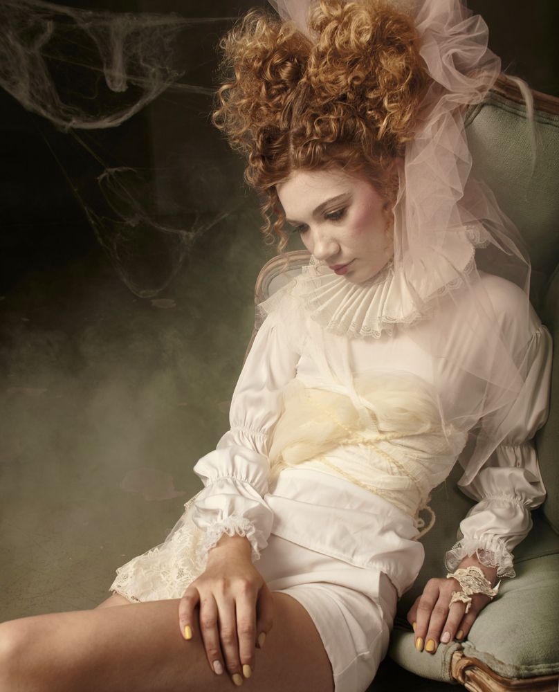 Сломанная кукла на чердаке