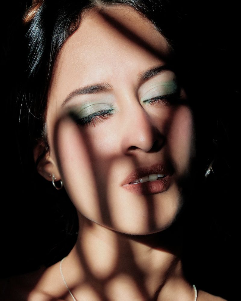 Mary between lights and shadows.