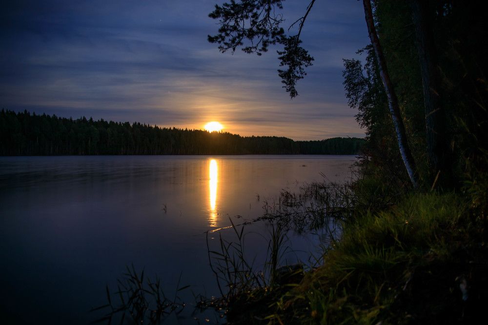 луна над озером