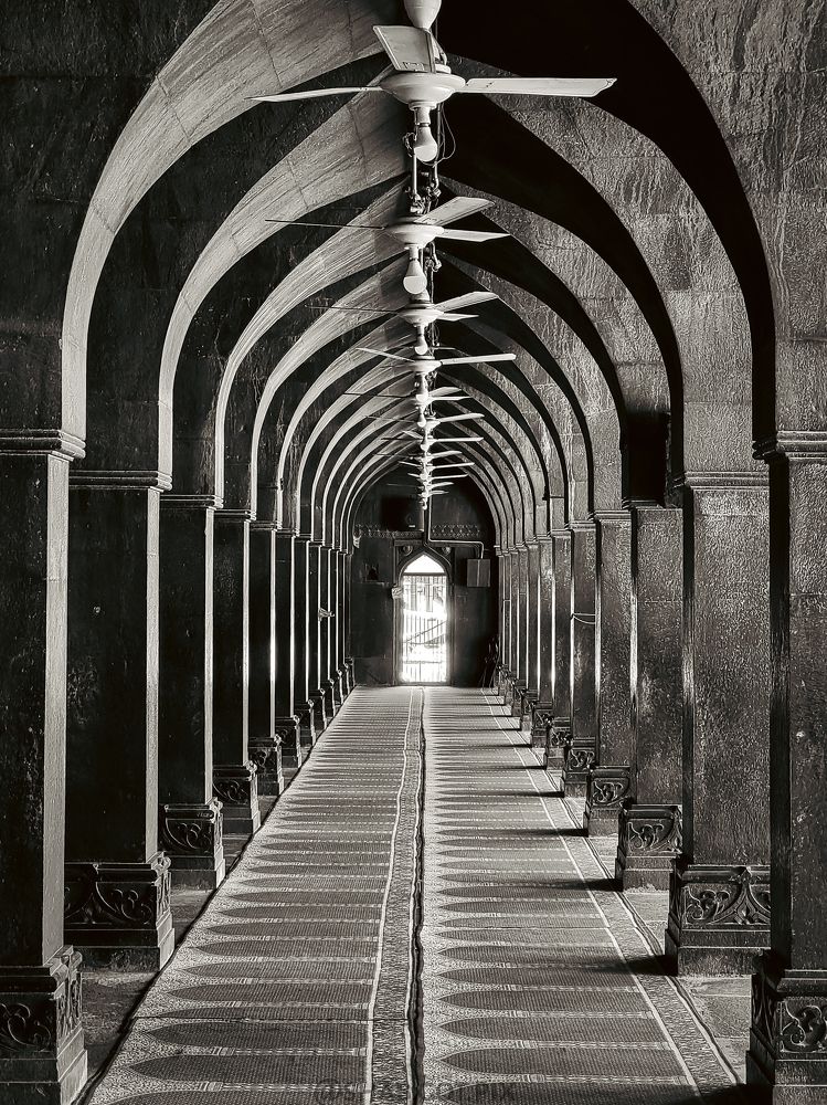 Photograph by Shabbir Mangalmahudi